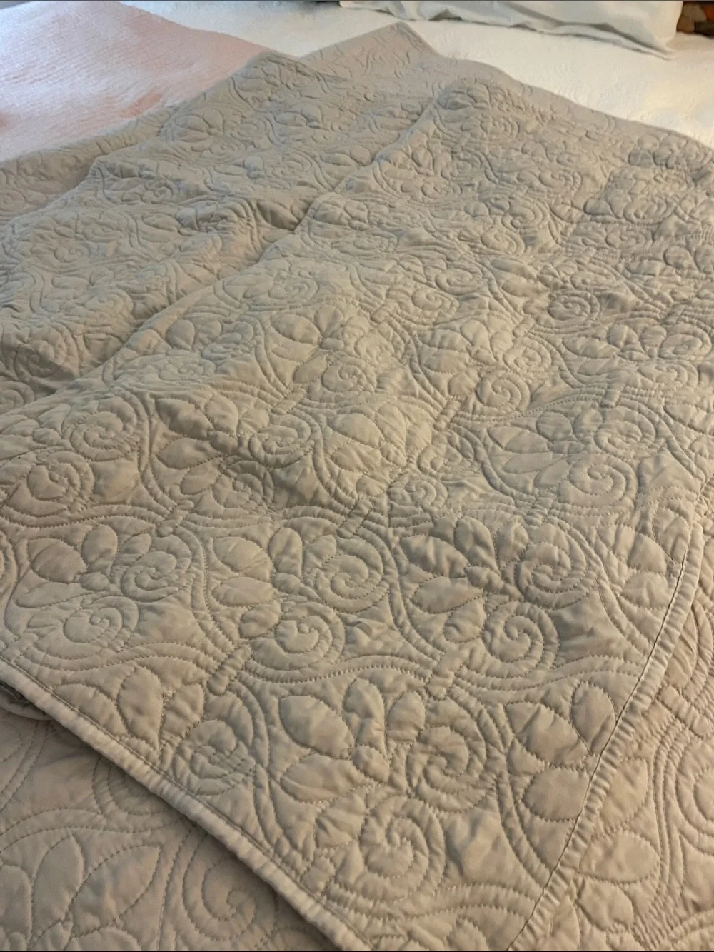 Classic Quilted King Quilt and 2 King Pillow Shams.  Elegant Floral Stitching.